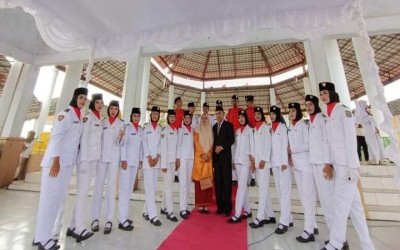 PASKIB dan Marching Band SMA Negeri 1 Jayapura Menjadi Petugas Upacara HUT RI Ke-78 di Paruga Na'e Sila