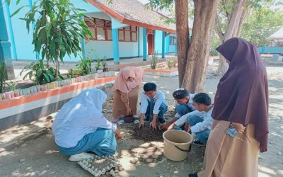 Siswa Fase- E SMA Negeri 1 Jayapura Melakukan Kegiatan P5 dengan Tema Kewirausahaan