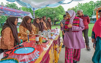 Wakil Gubernur Daerah Khusus Ibukota Jakarta Tinjau Stand Pangan Siswa SMA Negeri 1 Jayapura